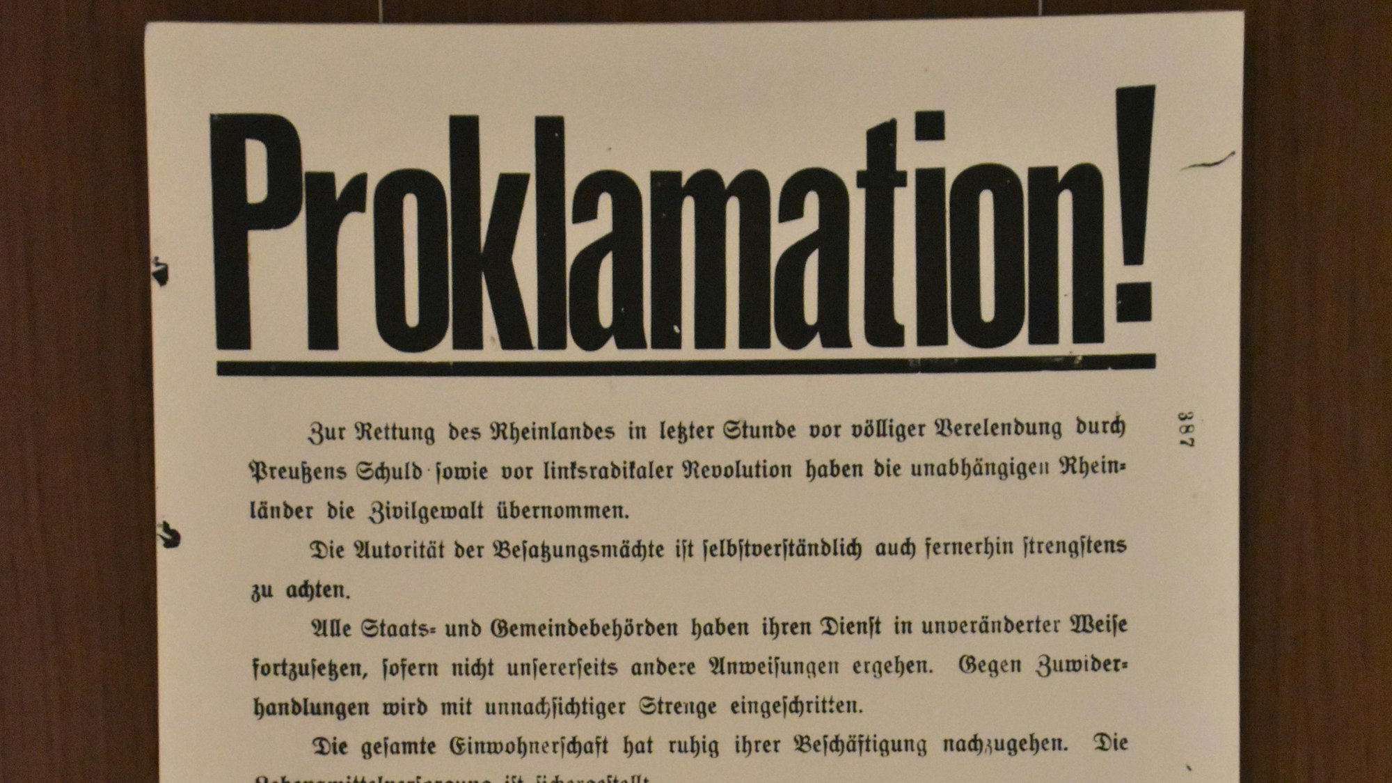 Ein Plakat mit den fetten Lettern „Proklamation“.
