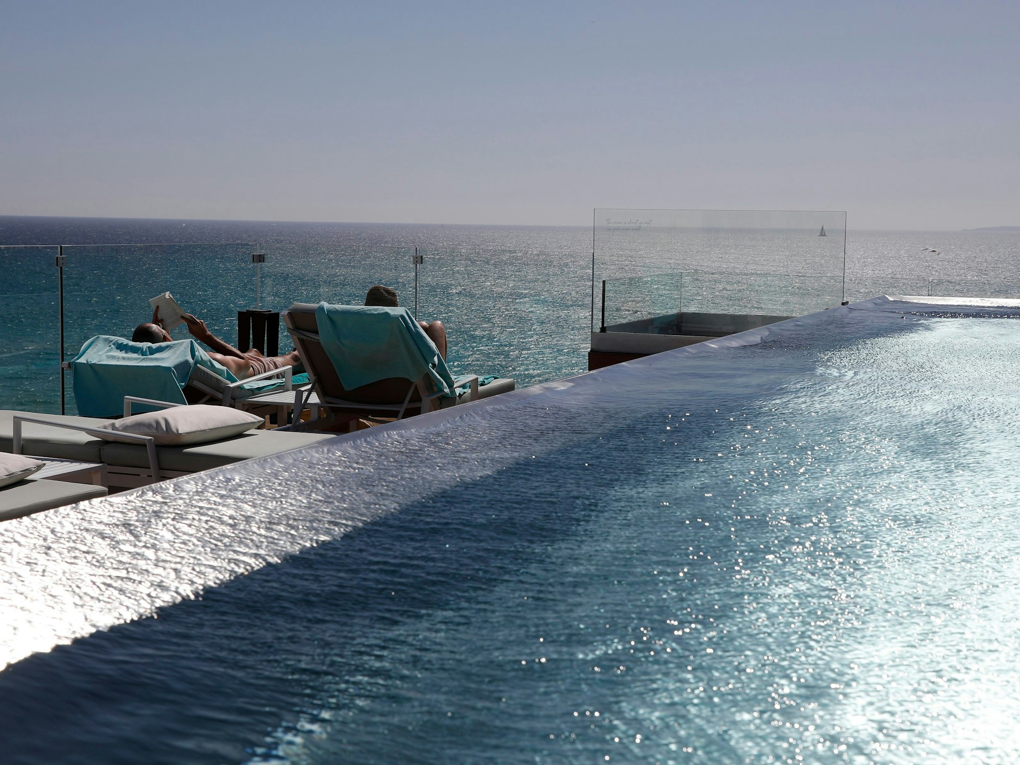 Kundinnen und Kunden sonnen sich am Dachschwimmbad des Hotels Iberostar Selection Playa de Palma auf Mallorca.