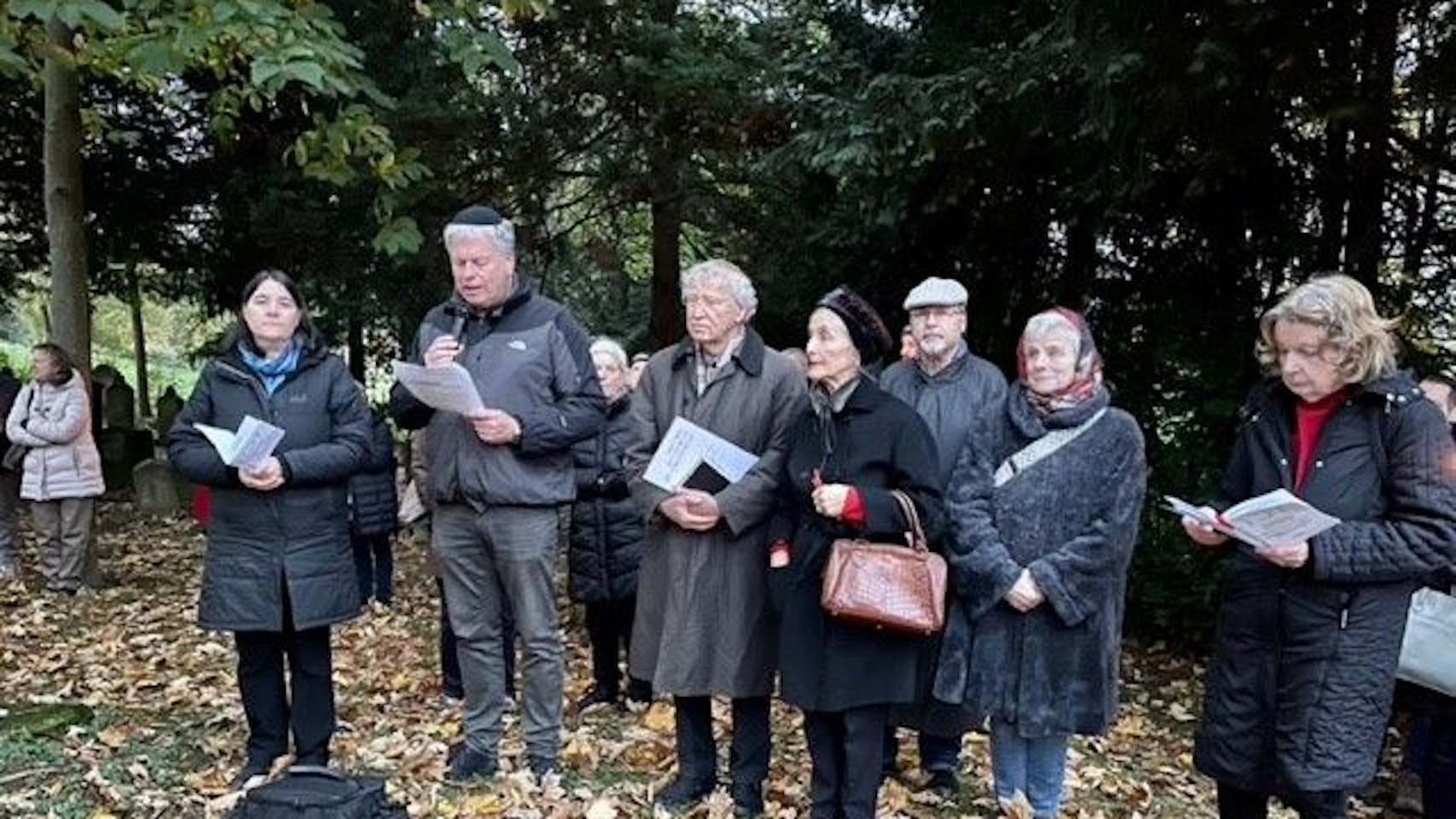 Auf dem jüdischen Friedhof verlas Pastor Christoph Jansen die Namen der deportierten Juden.