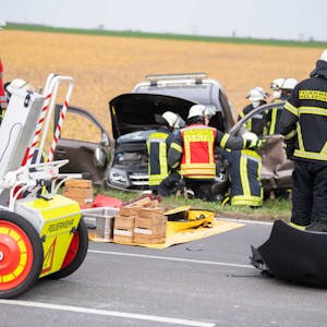 Das Bild zeigt die Weilerswister Feuerwehr bei einem Verkehrsunfall bei Vernich.
