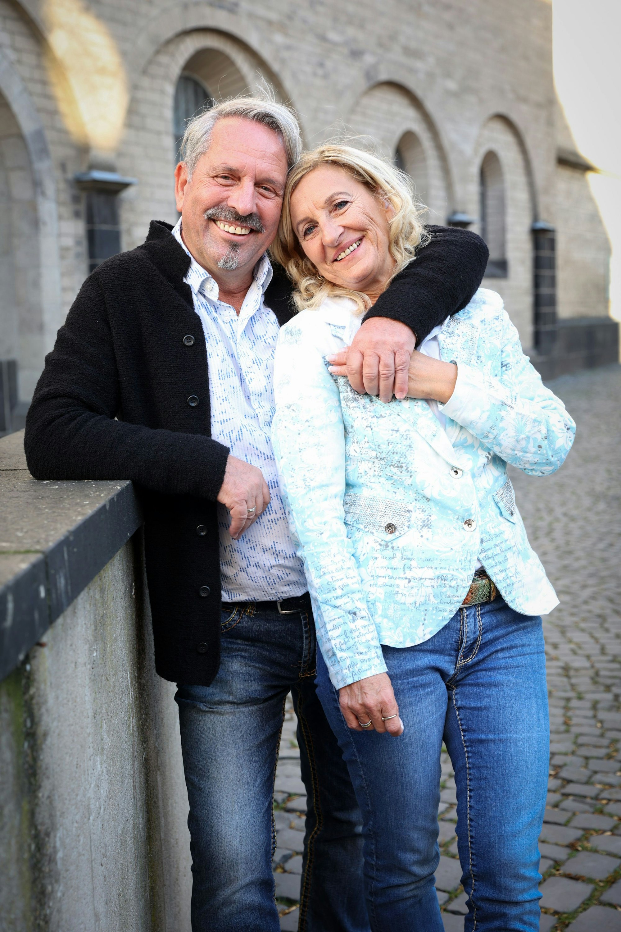 Werner und Monika Klupsch stehen Arm in Arm da.