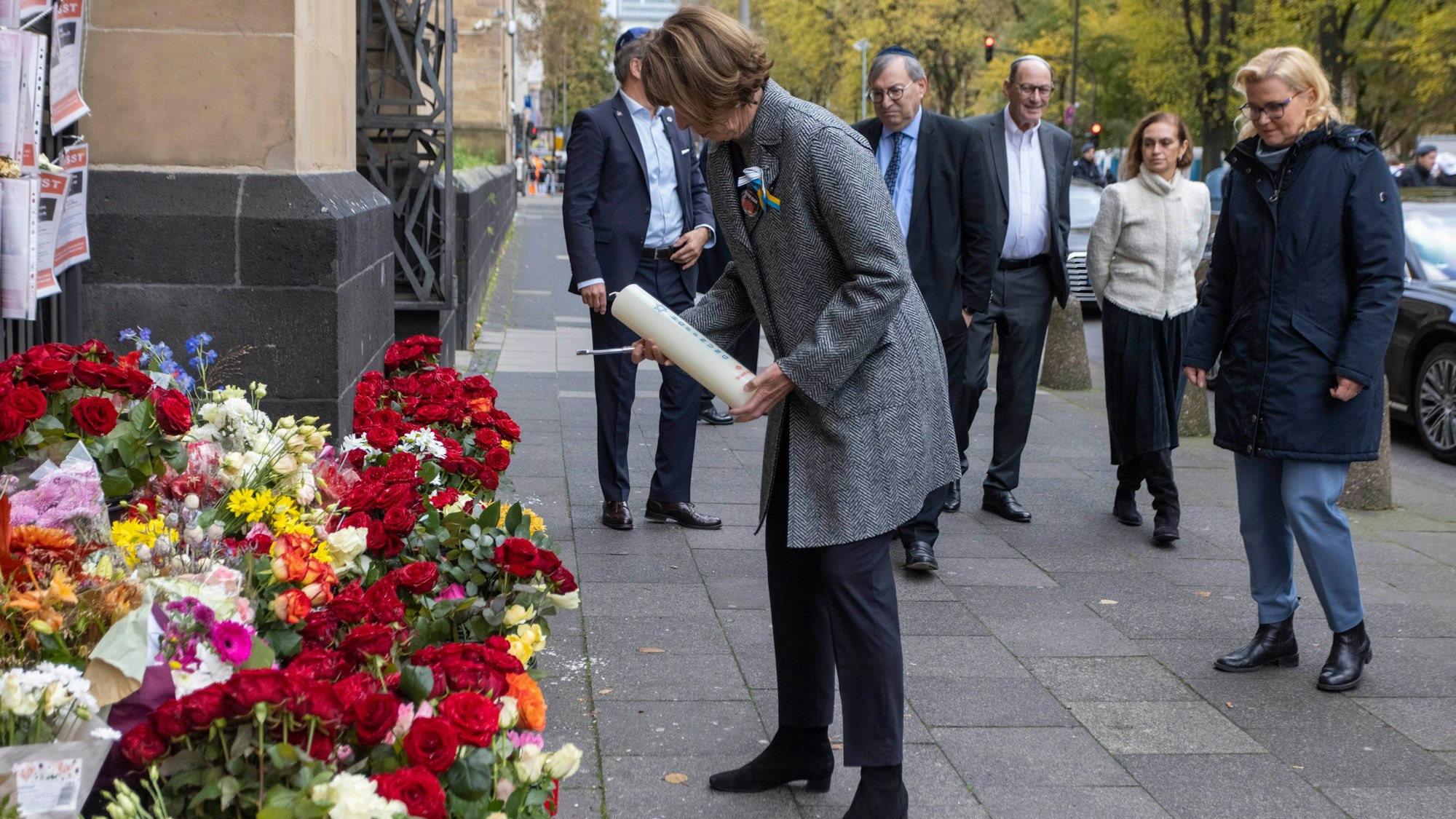 Am Mittag stellt Henriette Reker, Oberbürgermeisterin von Köln, eine Kerze vor der Synagoge in der Roonstrasse zum Gedenken an die Opfer der Hamas auf.