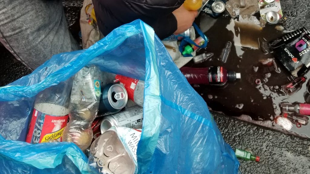 Ein Pfandflaschensammler am 11. November 2023 auf der Zülpicher Straße
