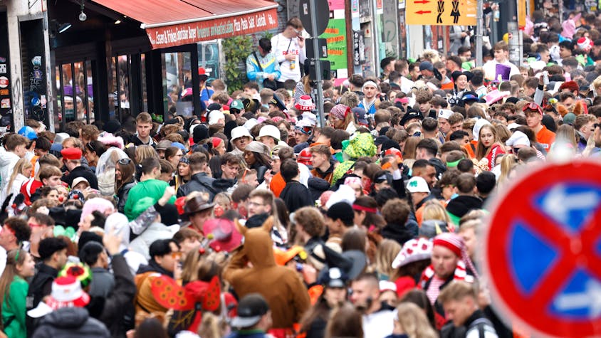 Unzählige Menschen feiern den 11.11. zum Beginn der neuen Karnevalssaison auf der Zülpicher Straße.