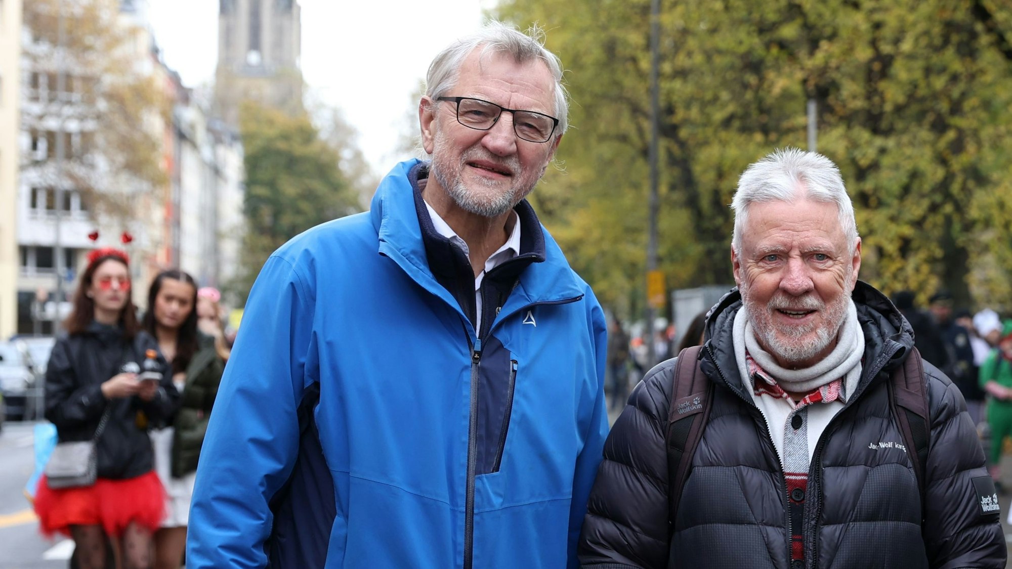 Bezirksbürgermeister Andreas Hupke und Klaus Adrian von der Bürgervereinigung Rathenauplatz sind im Viertel unterwegs.



