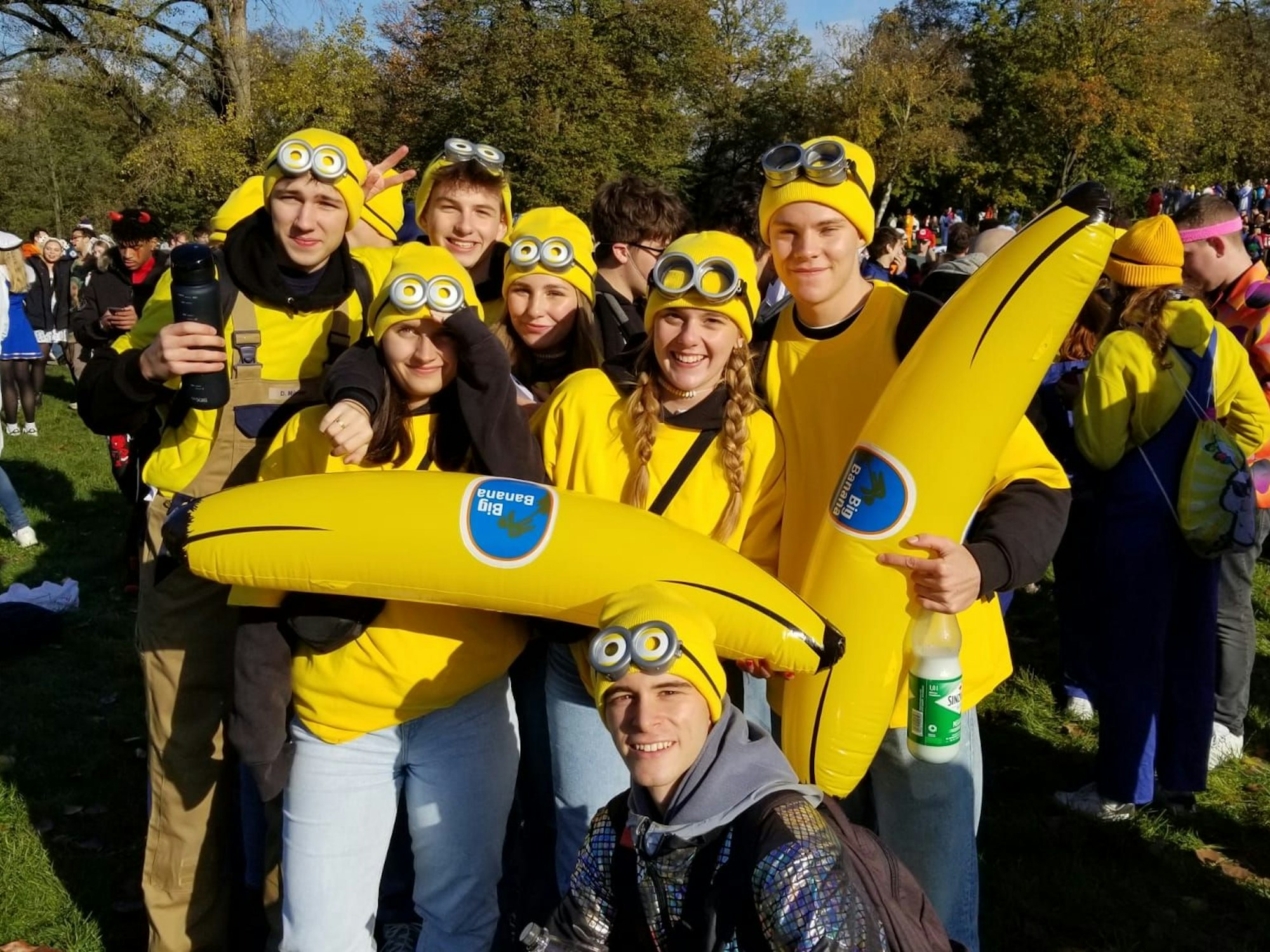 Sieben Personen haben sich als Bananen verkleidet.