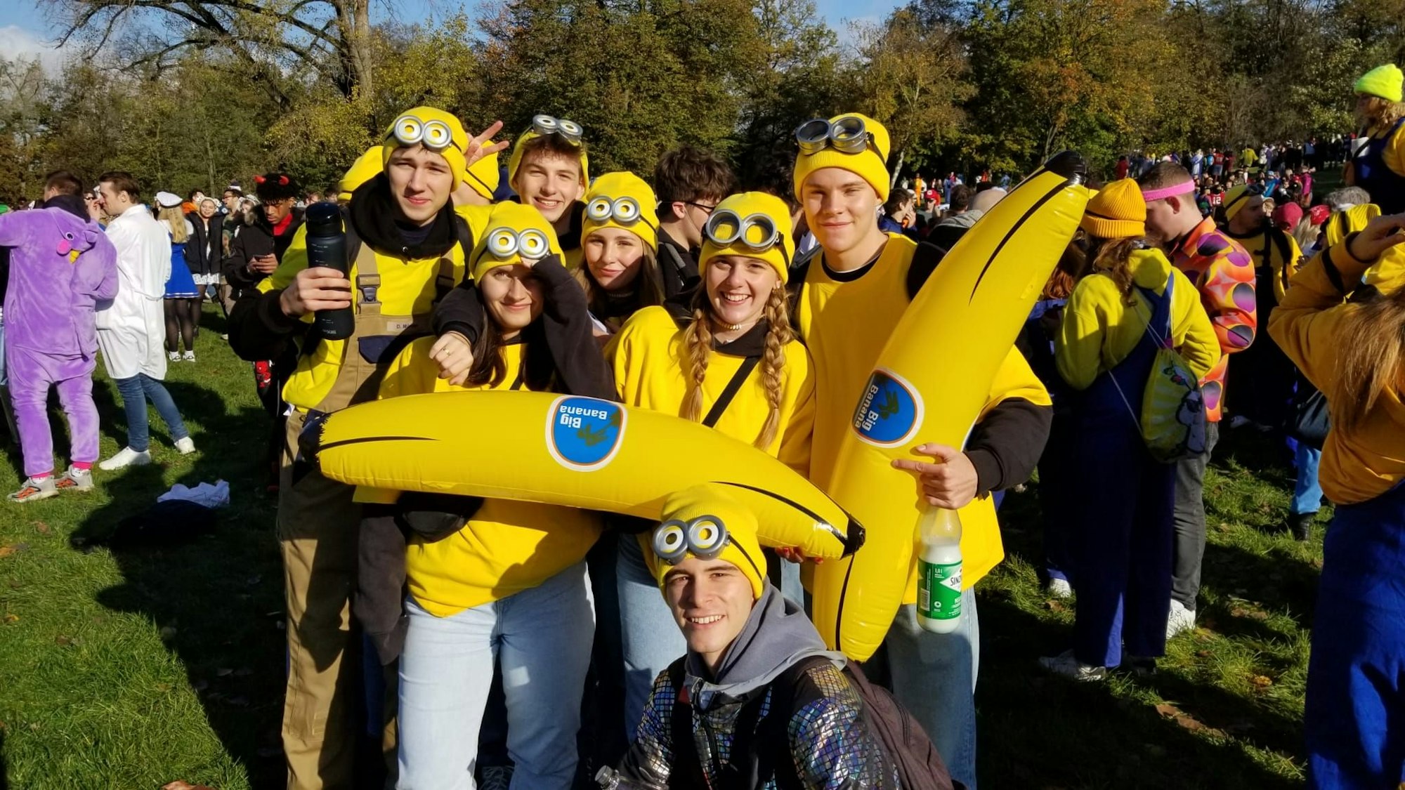 Sieben Personen haben sich als Bananen verkleidet.