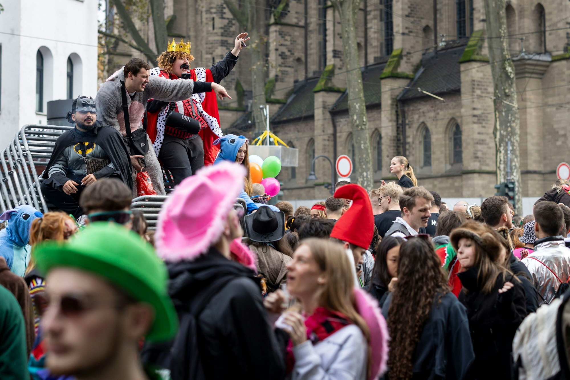 11.11.2023, Nordrhein-Westfalen, Köln: Menschen feiern auf der Zülpicher Straße zum Karnevalsauftakt am 11.11. Foto: Christoph Reichwein/dpa +++ dpa-Bildfunk +++