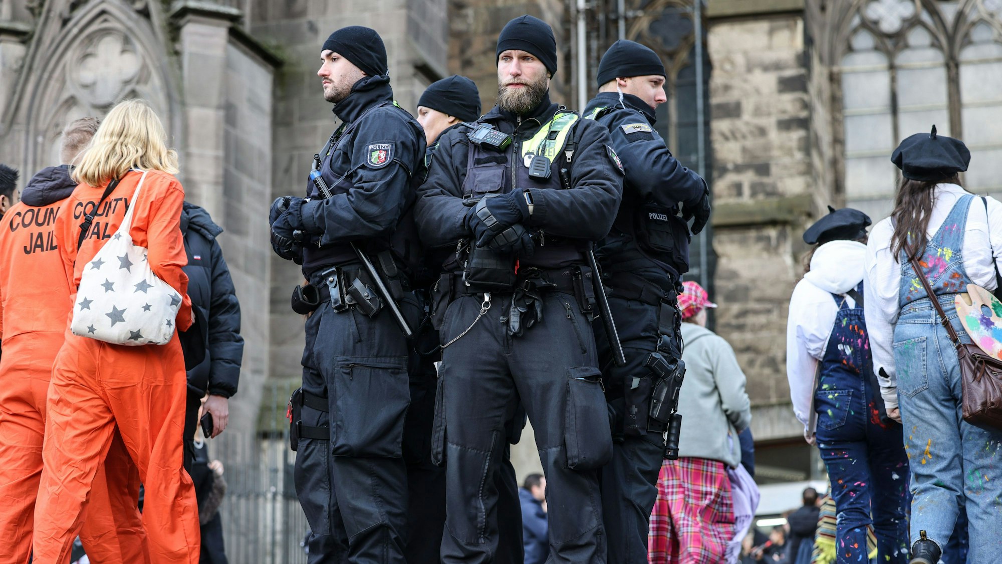 Die Polizei ist in der ganzen Stadt präsent. Über 1000 Beamte sind wie hier vor dem Kölner Dom im Einsatz.