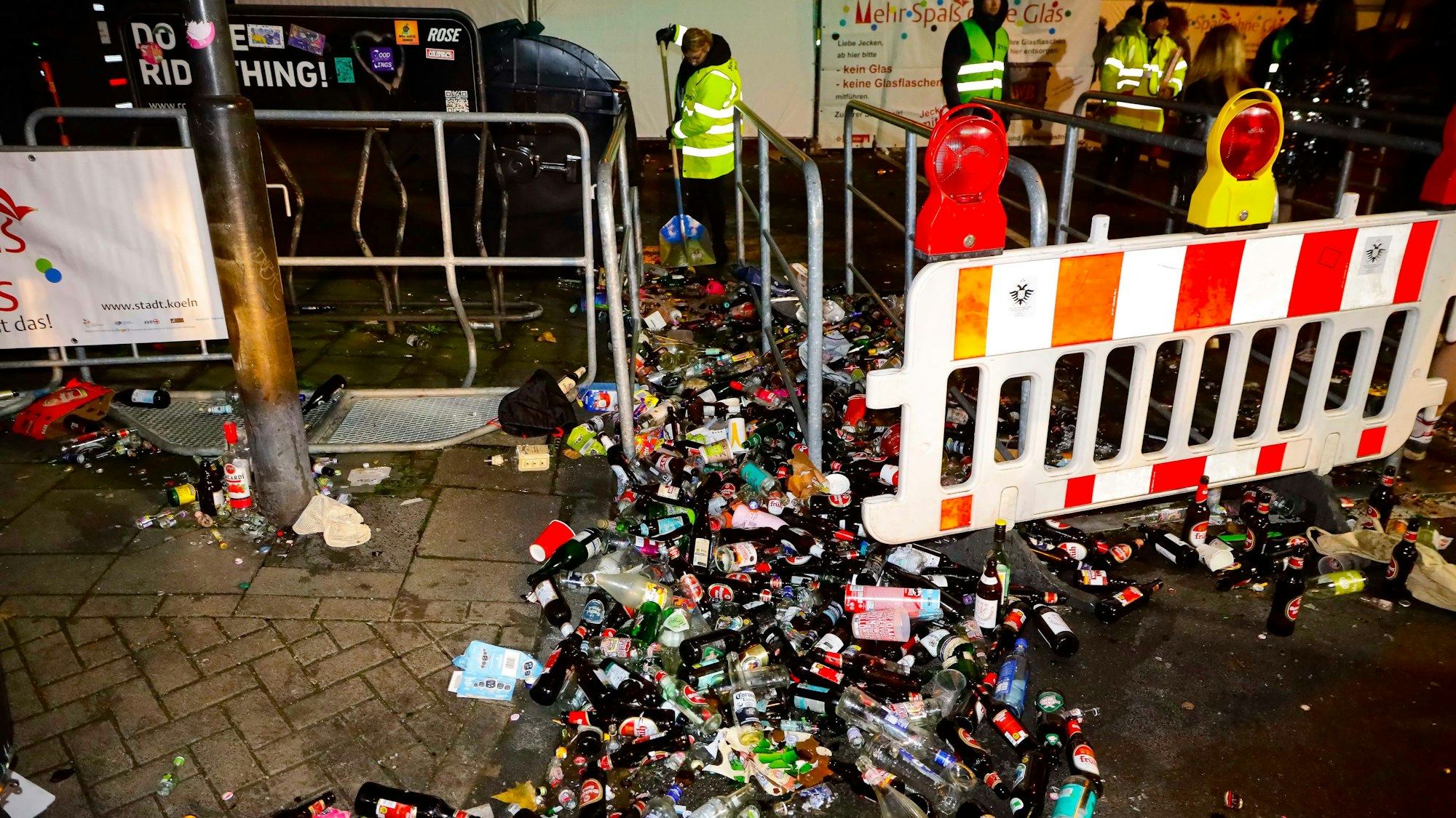 Das Foto zeigt jede Menge Glasflaschen vor dem Eingang zur Zülpicher Straße.
