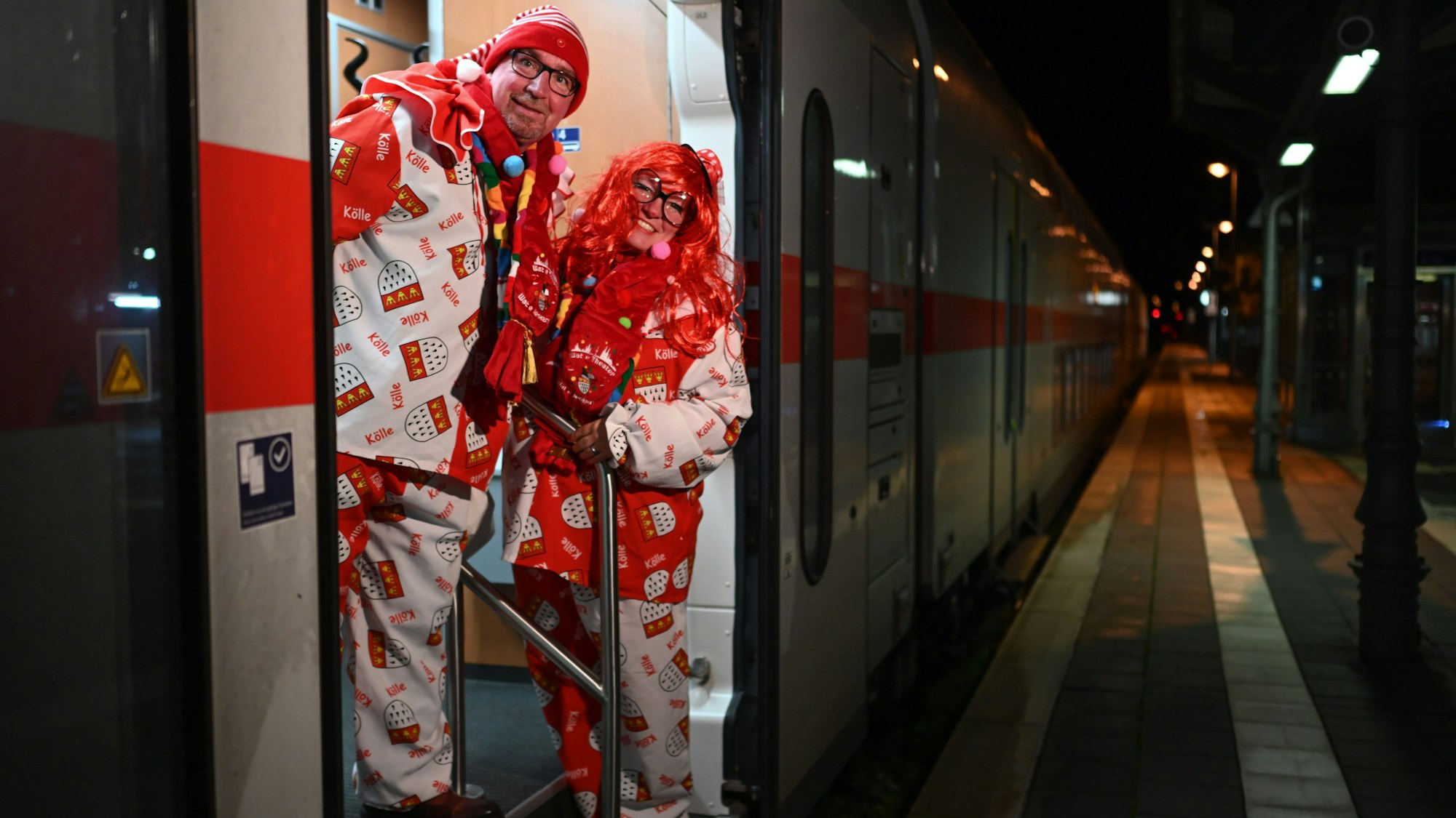 Jutta und Andreas Schmidt steigen am frühen Morgen im ostfriesischen Leer in einen Zug nach Köln, um dort Karneval zu feiern.