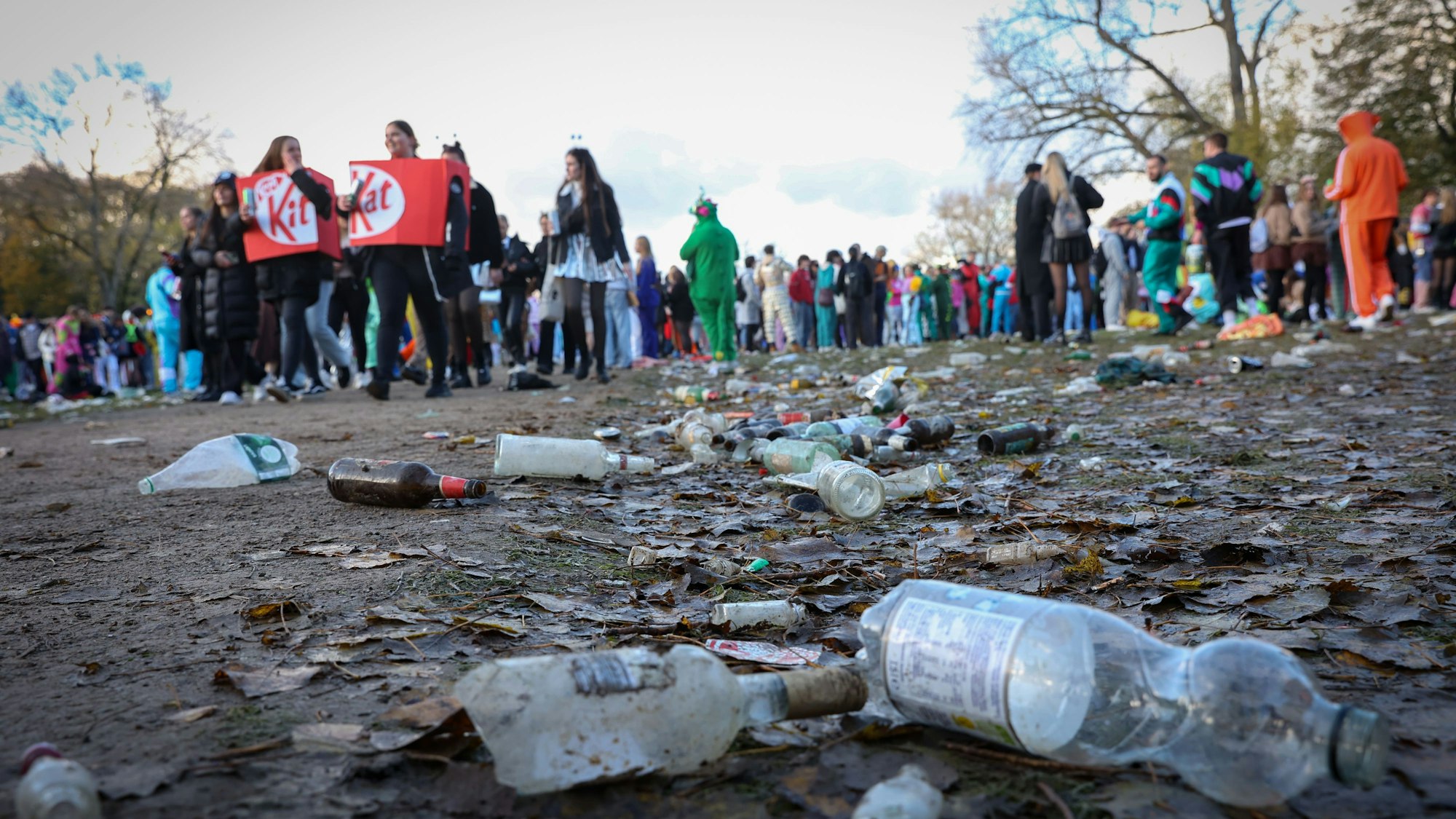 Müll und Glasflaschen liegen am 11.11.2023 auf einer Wiese am Aachener Weiher.