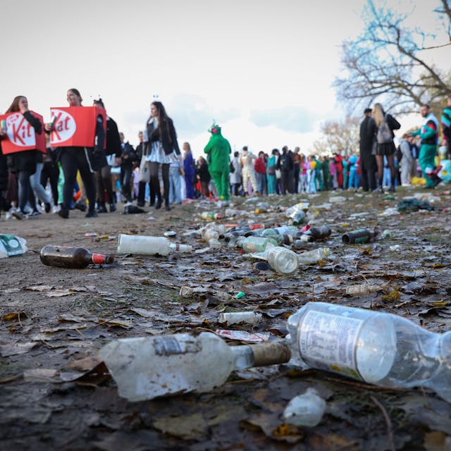 11.11.2023
Köln:
Müll und Glasflaschen auf der Wiese am Aachenr Weiher
Foto: Martina Goyert



