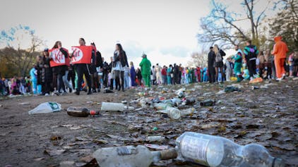 11.11.2023
Köln:
Müll und Glasflaschen auf der Wiese am Aachenr Weiher
Foto: Martina Goyert



