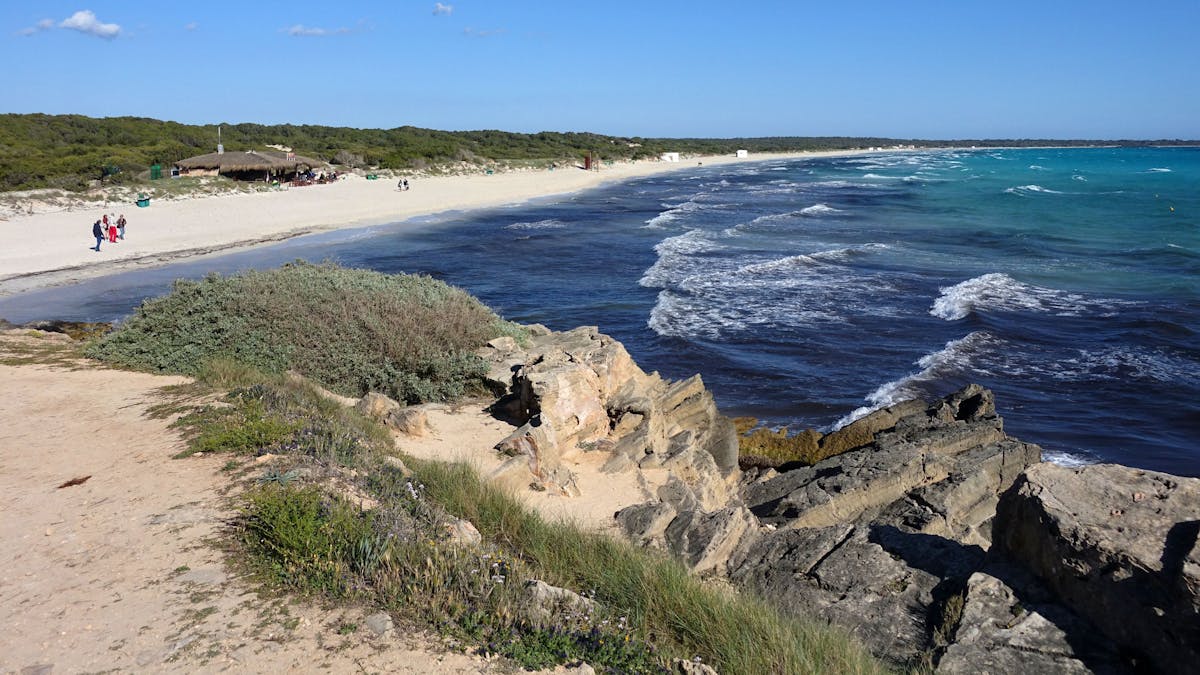 Der Strand Es Trenc, aufgenommen am 2. Mai 2016 bei Ses Salines auf Mallorca (Spanien).