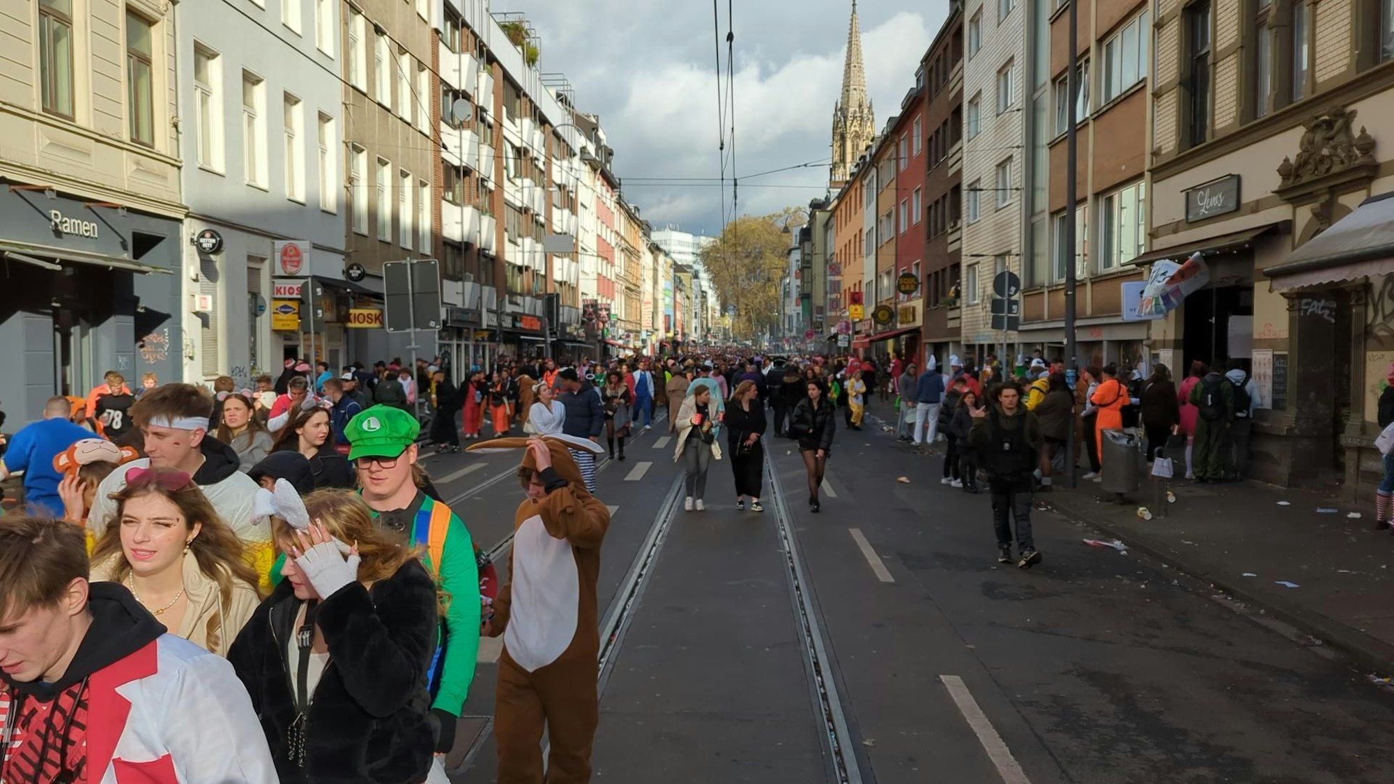 Auf diesem Bild von 13.30 Uhr sind einige größere Lücken zwischen den Feierenden auf der Zülpicher Straße im Bereich der Dasselstraße zu sehen.