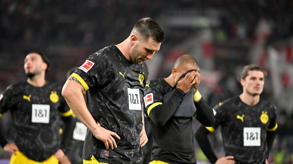 Die BVB-Spieler Ramy Bensebaini, Niklas Süle, Donyell Malen und Marcel Sabitzer (v.l.n.r.) lassen ihrer Enttäuschung nach der Pleite in Stuttgart freien Lauf.