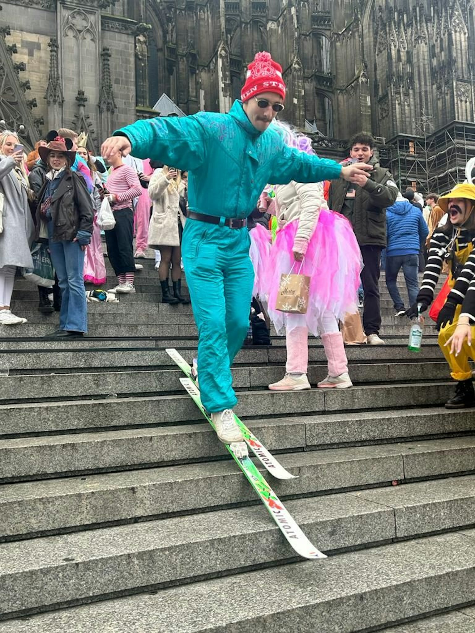 Ein Skifahrer nutzt die Stufen vor dem Kölner Dom als Skipiste.