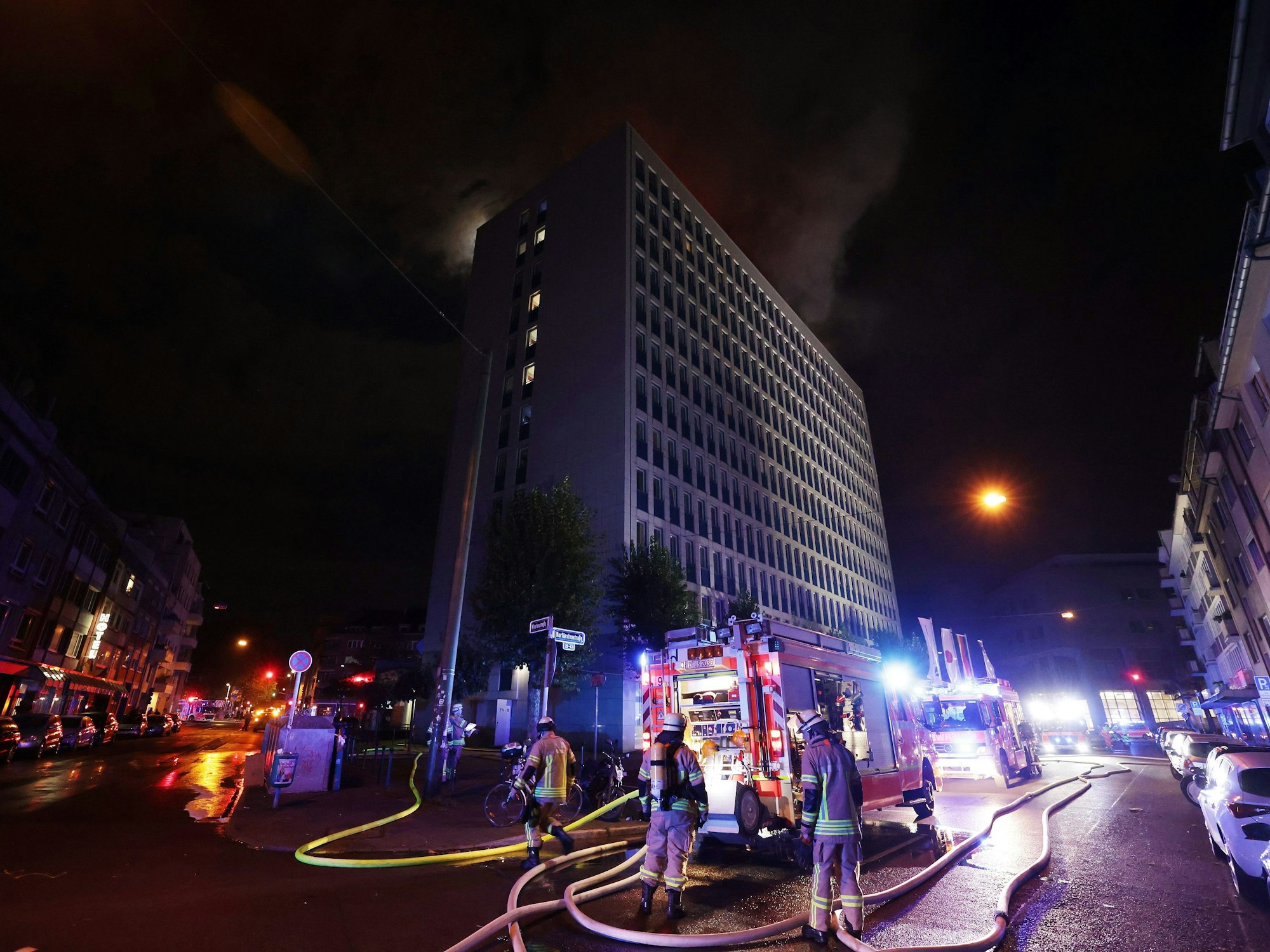 12.10.2022, Nordrhein-Westfalen, Düsseldorf: Einheiten der Feuerwehr sind beim Brand eines Hotels in der Düsseldorfer Innenstadt im Einsatz.