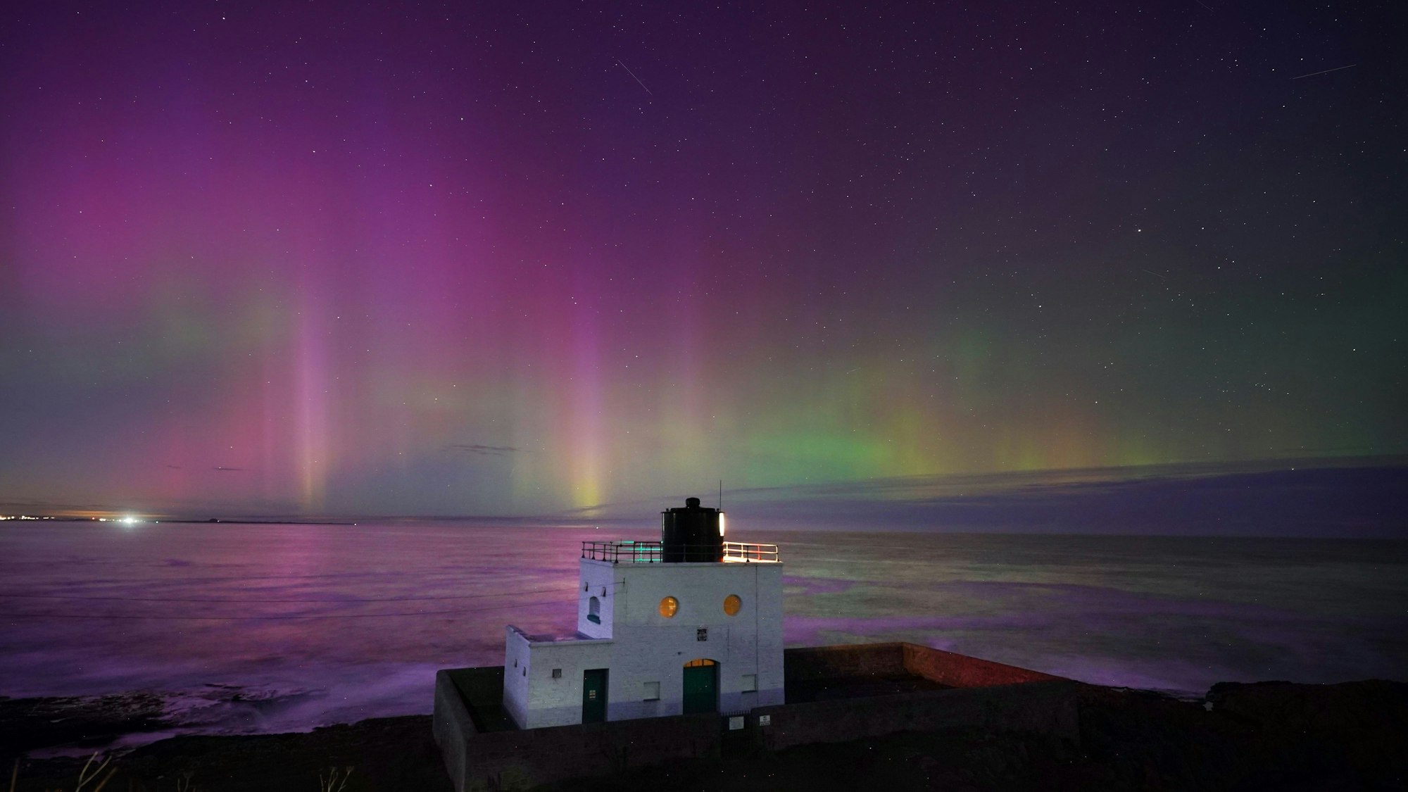 Polarlichter erschienen am vergangenen Sonntag über dem Bamburgh Lighthouse in Northumberland an der Nordostküste Englands.