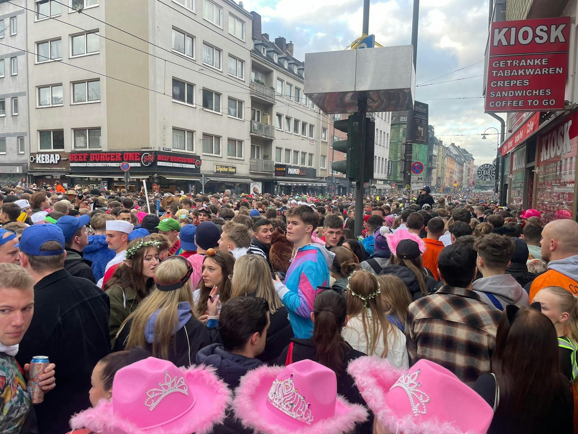 Viele feiernde Menschen in Kostümen auf der Zülpicher Straße.
