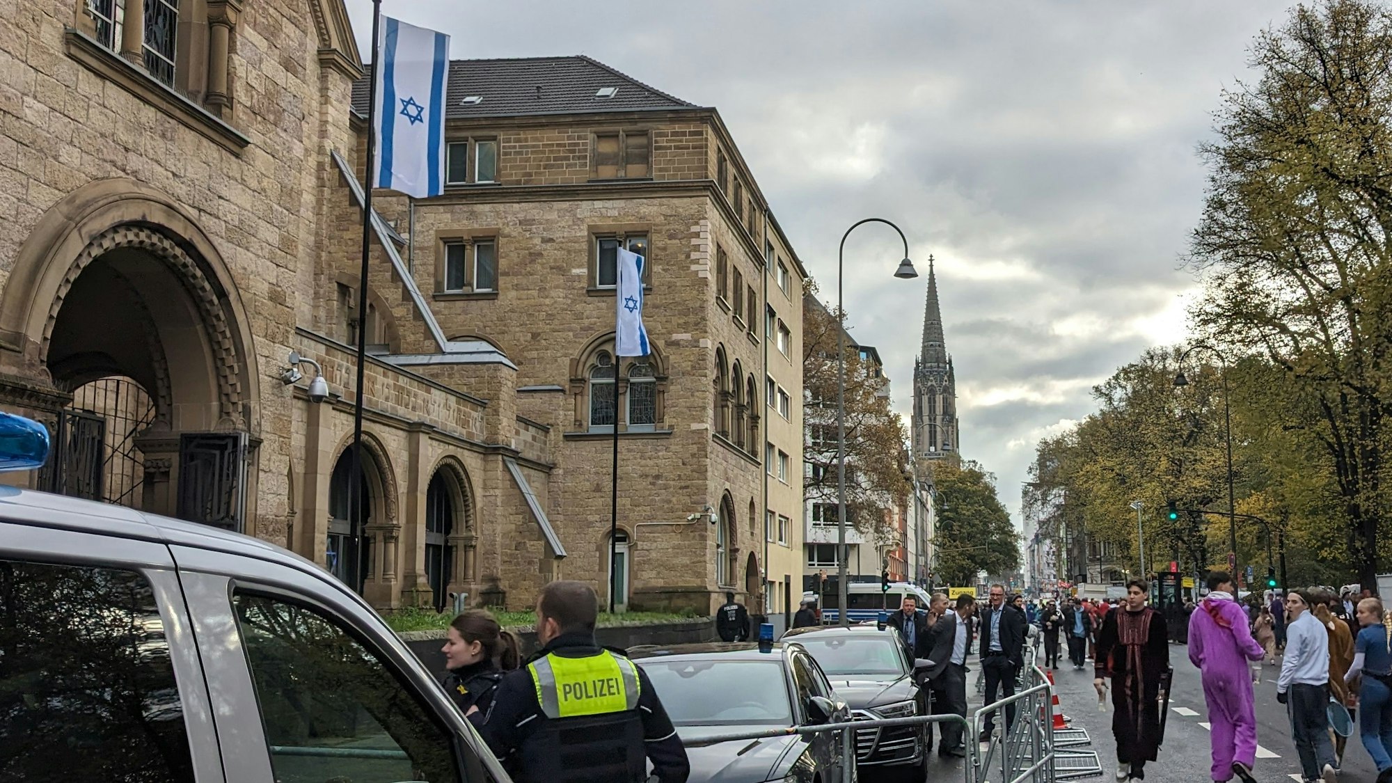 Die Polizei hat die Synagoge vor der Roonstraße wie angekündigt am Vormittag mit Absperrgittern abgesperrt.