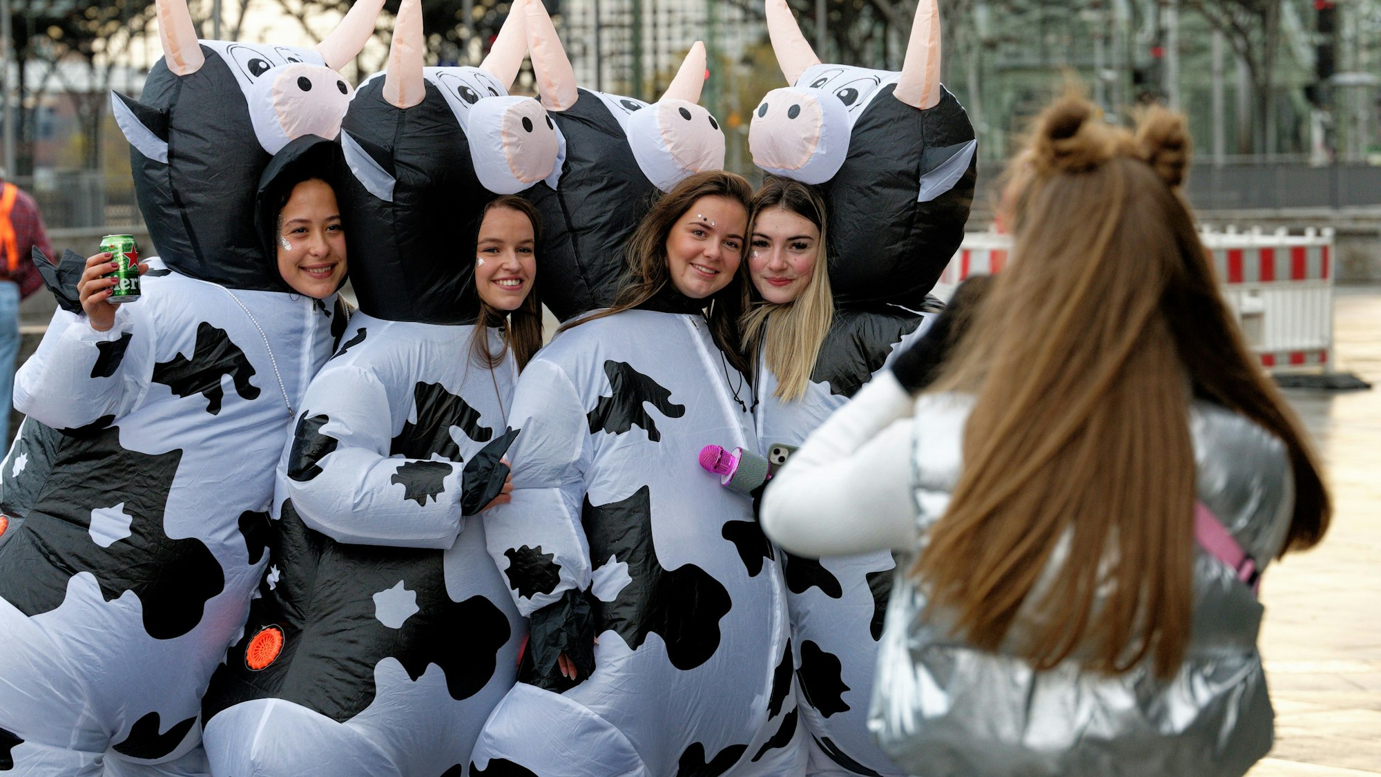 Kühe sind ganz offensichtlich ein sehr, sehr beliebtes Kostüm unter Kölner Jecken.