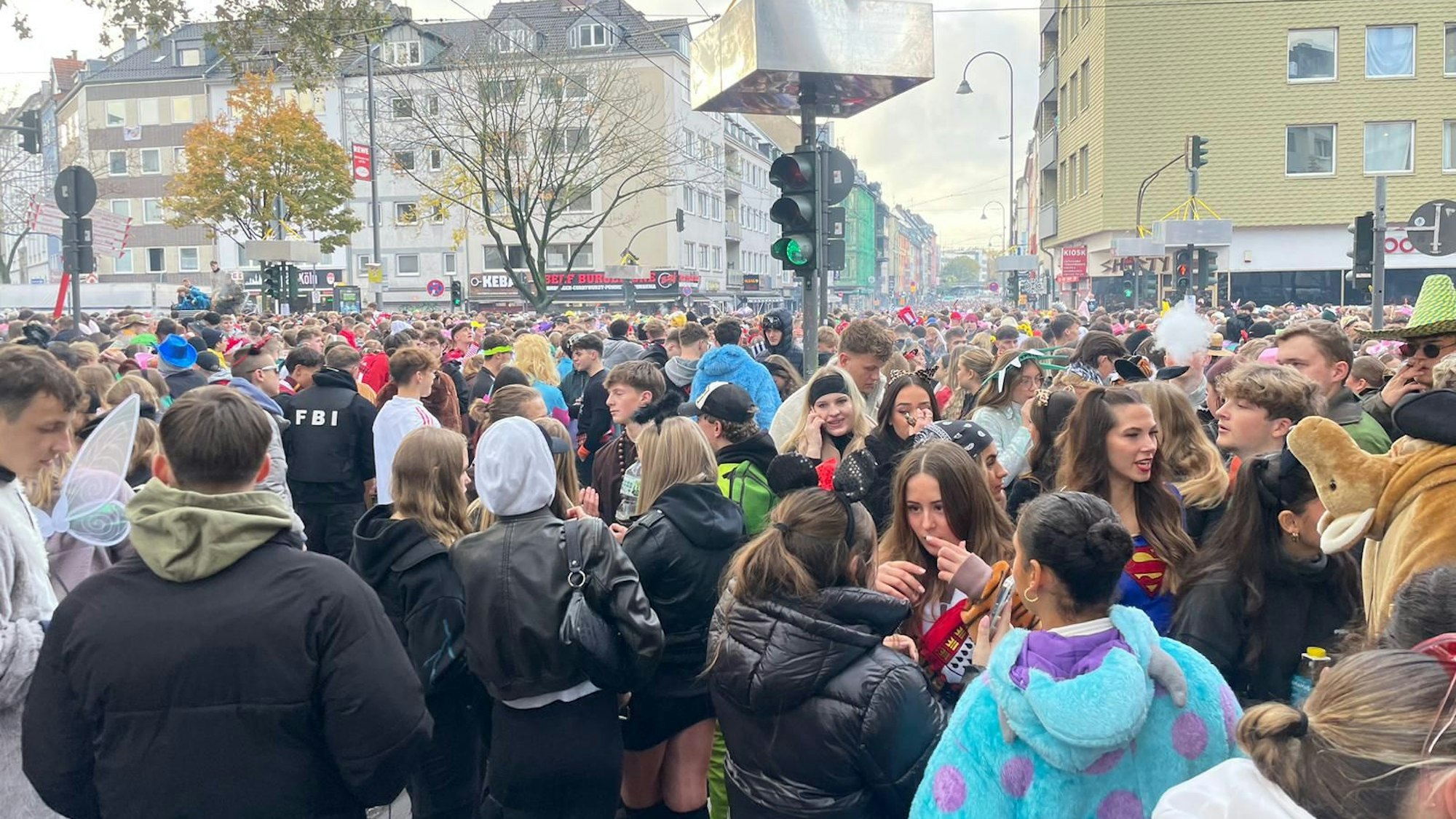 Viele Menschen stehen verkleidet auf der Zülpicher Straße in Köln.