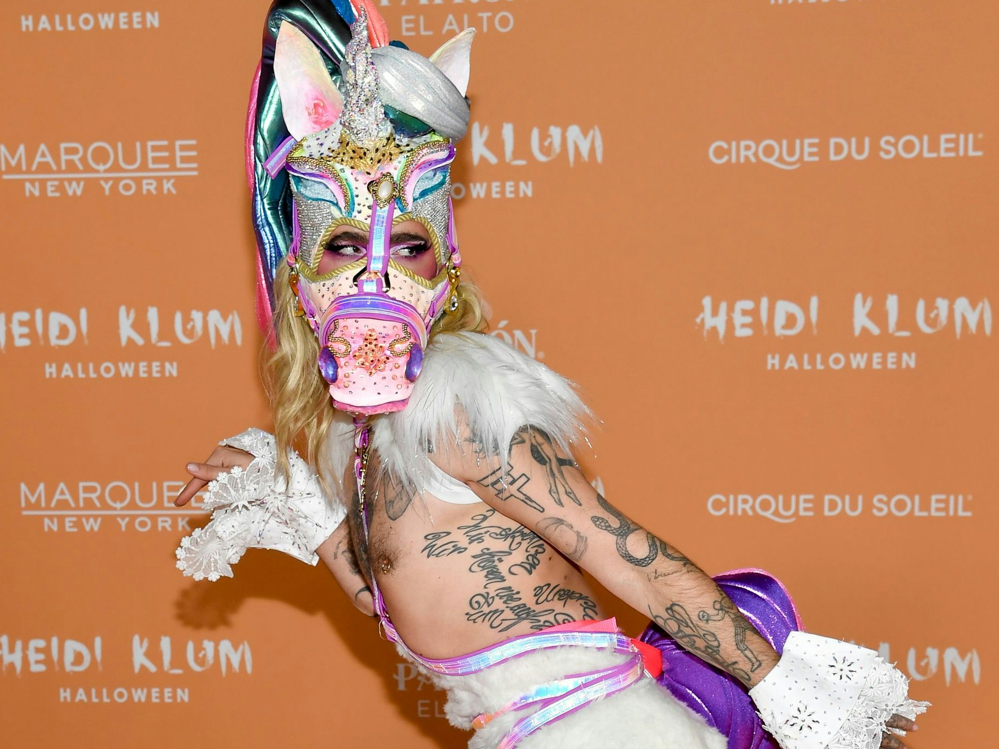Bill Kaulitz verkleidete sich 2023 bei Heidi Klums 22. Halloween-Party in New York City als sexy Einhorn.