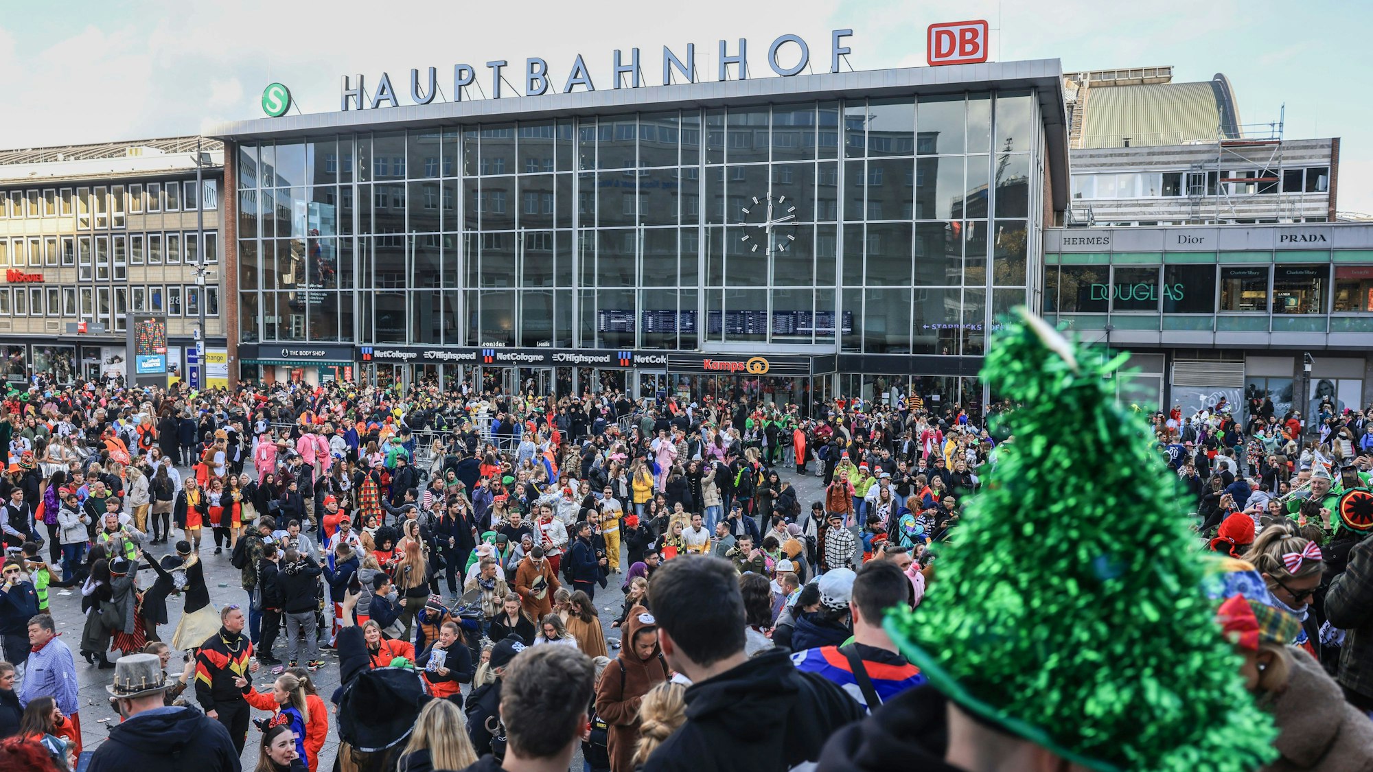 Karnevalisten stehen dicht gedrängt vor dem Kölner Hauptbahnhof.