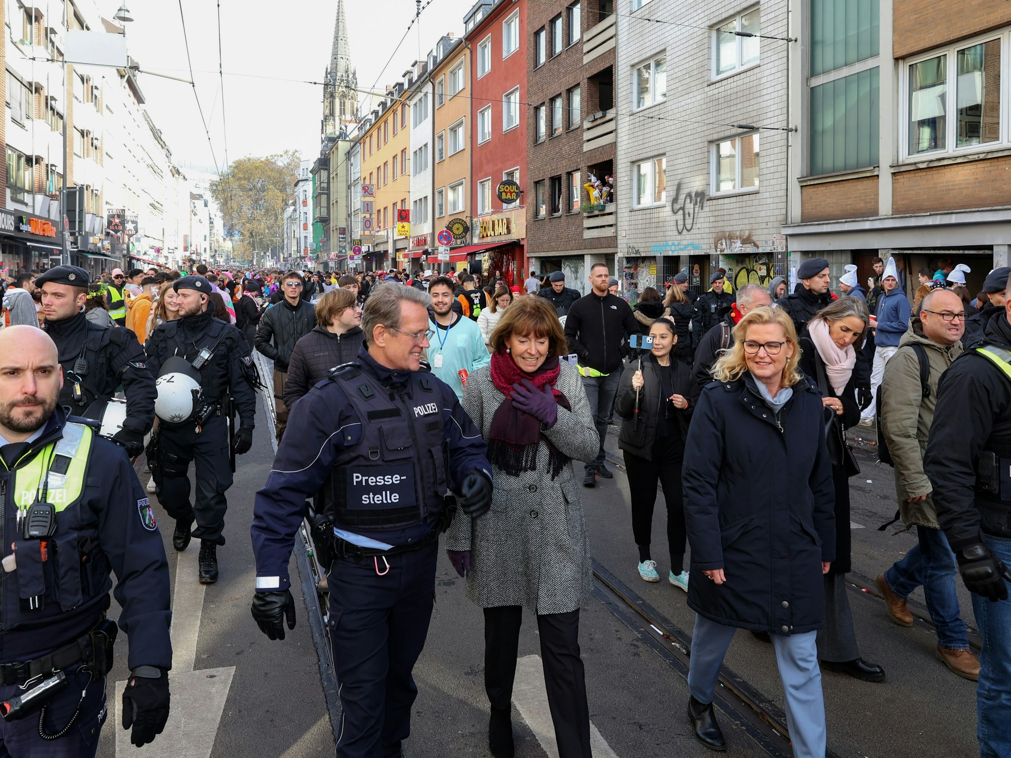 OB Henriette Reker  mit Polizei unterwegs auf der Zülpicher Straße.