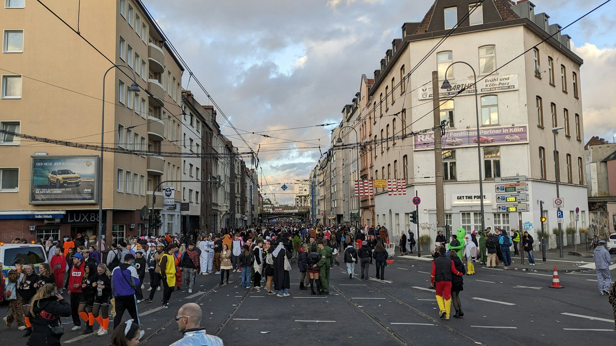 Die Situation am späteren Nachmittag auf der Luxemburger Straße. Auch hier wurde die Straße für den Verkehr gesperrt. Zu groß war der Andrang auf das Zülpicher Viertel.