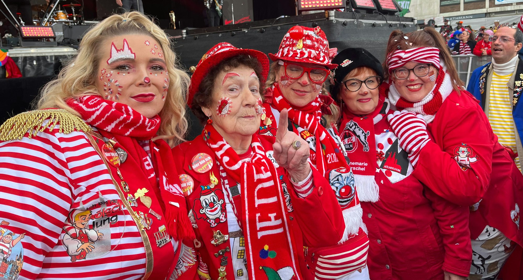 Fünf Frauen mit rot-weißen Klamotten lächeln in die Kamera.