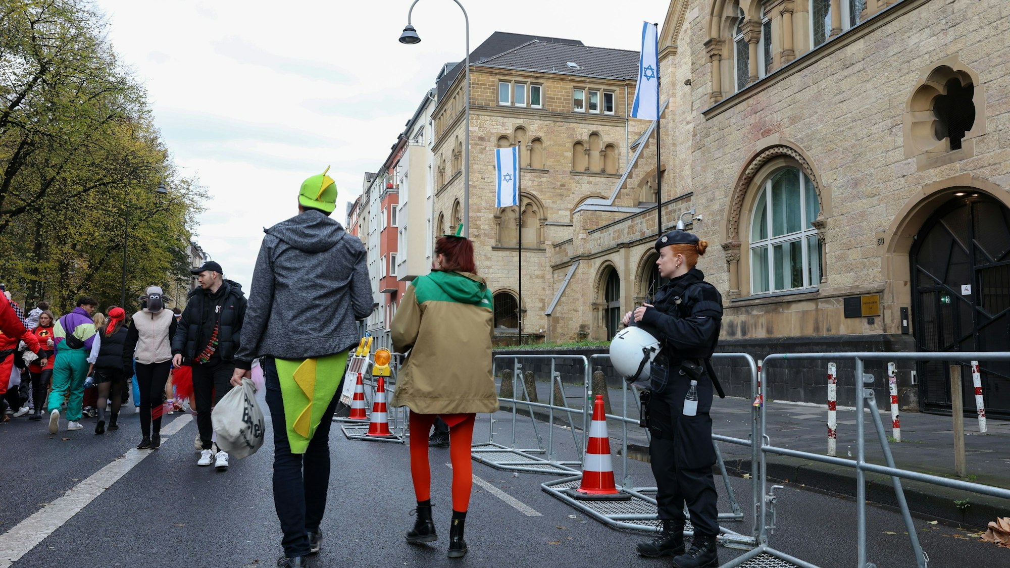 Die Kölner Synagoge in der Roonstraße befindet sich in direkter Nachbarschaft zur Zülpicher Straße. Die Polizei hat am Morgen Absperrgitter vor dem Gebäude aufgestellt, Polizeibeamte stehen davor und bewachen das Gebäude.



