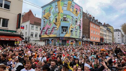 Sessionsauftakt des Kölner Karneval auf der Zülpicher Straße