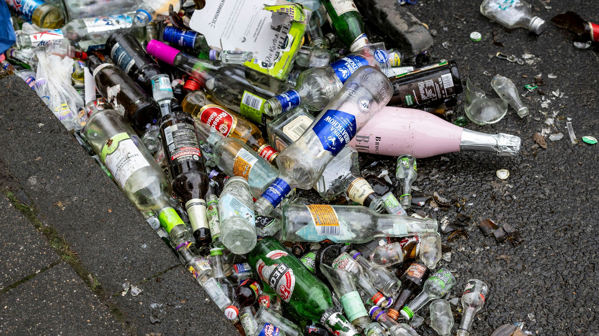 Glasflaschen und anderer Müll liegen vor dem Zugang zur Zülpicher Straße.