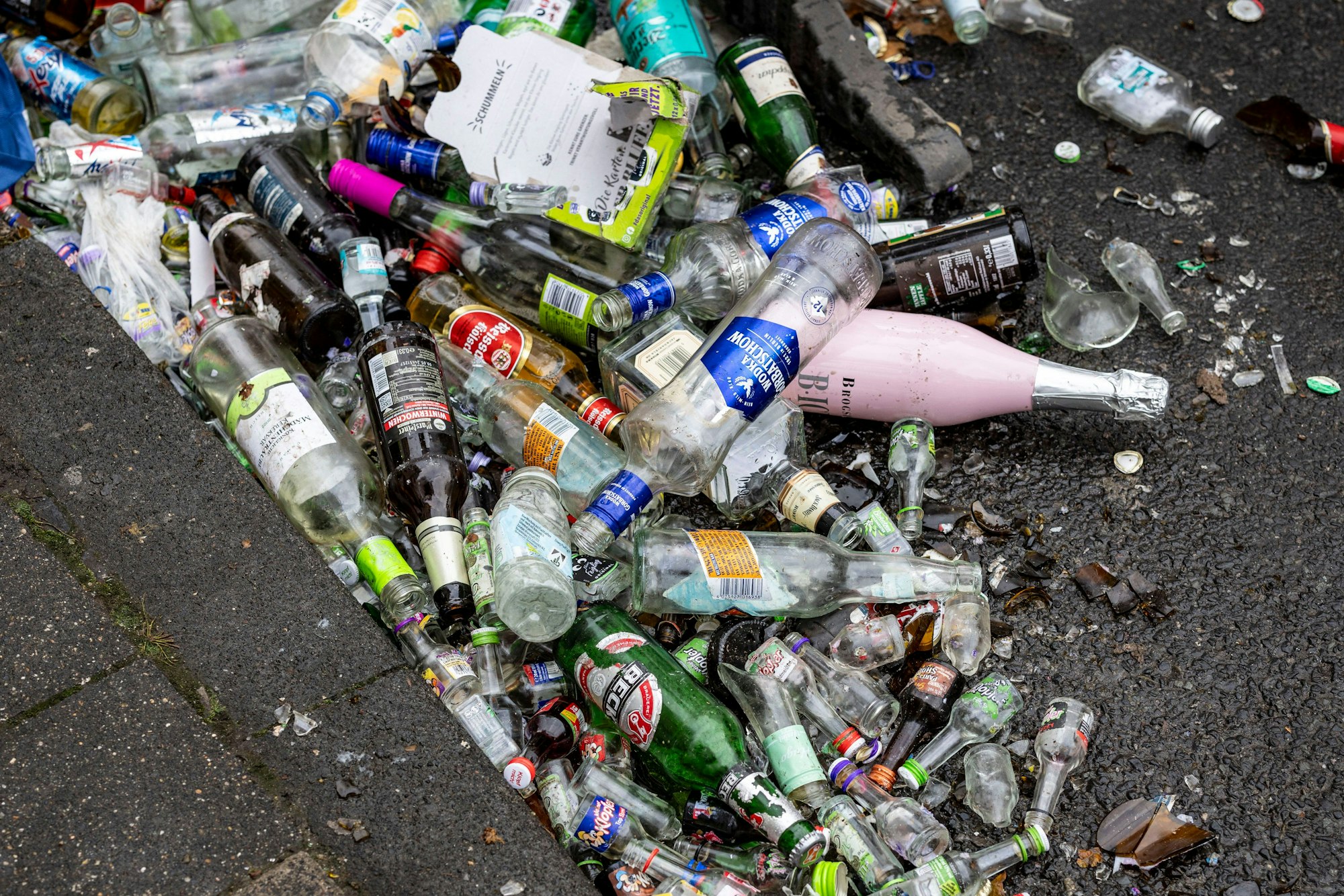 Glasflaschen und anderer Müll liegen vor dem Zugang zur Zülpicher Straße schon vor dem offiziellen Start der Karnevalssaison am 11.11. um 11:11 Uhr.