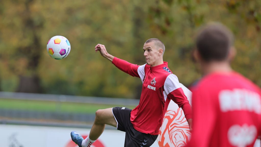 Florian Dietz nimmt im Training den Ball an.