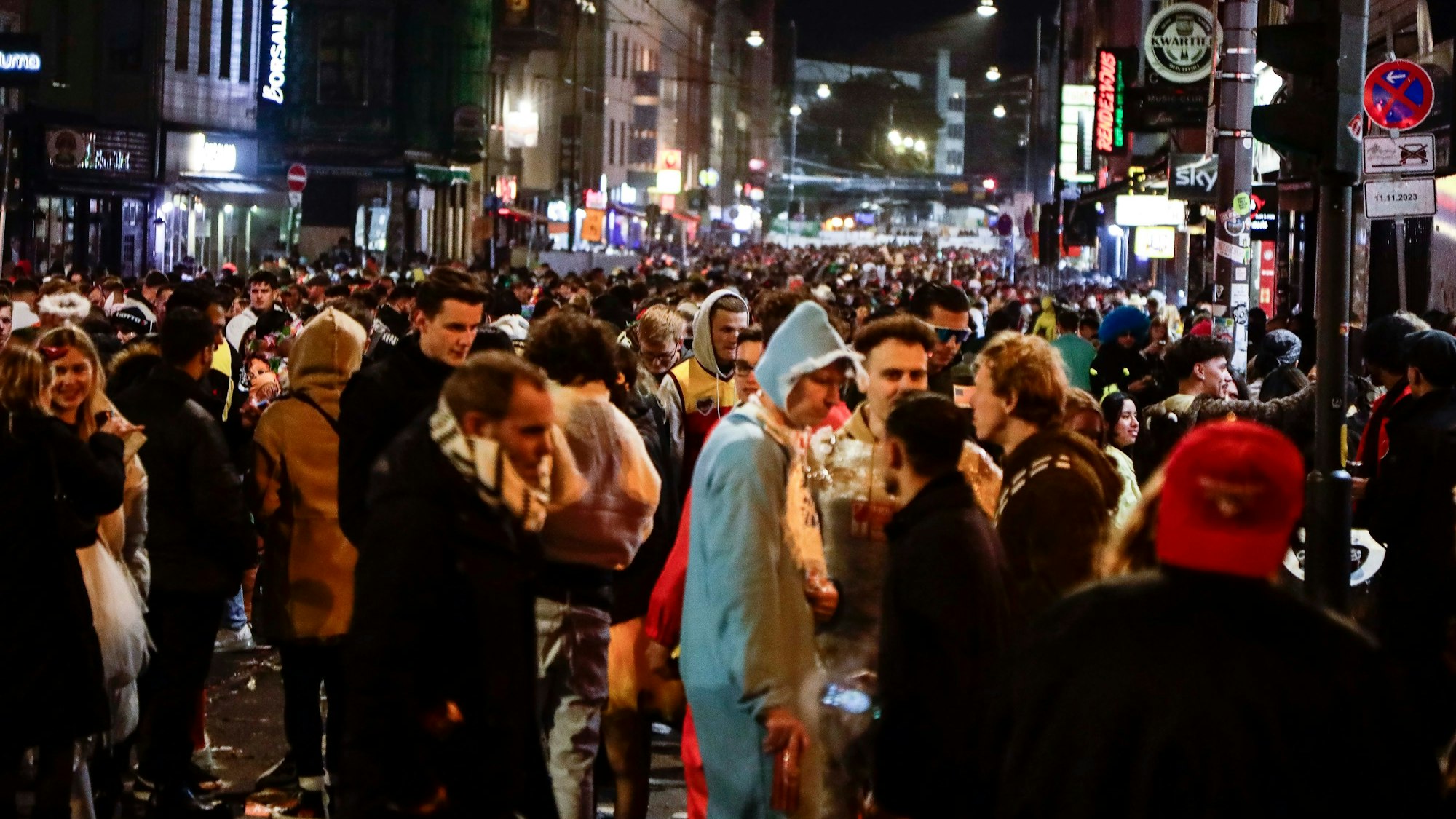 Die Zülpicher Straße gegen 21 Uhr: Tausende Jecke feiern noch immer auf der Party-Meile.