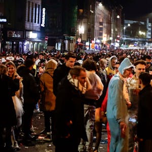 21 Uhr auf der Zülpicher Straße: Tausende Feiernde sind weiterhin auf der Partymeile unterwegs.