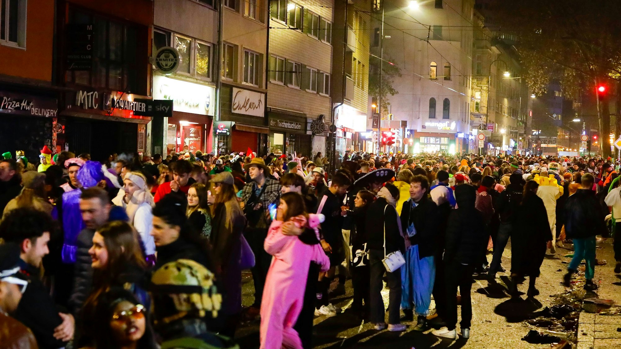 Die Zülpicher Straße um 21 Uhr: Noch immer sind wohl tausende Feiernde auf der Party-Meile unterwegs.