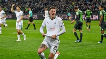 Spieler von Borussia Mönchengladbach jubelt über ein Tor.