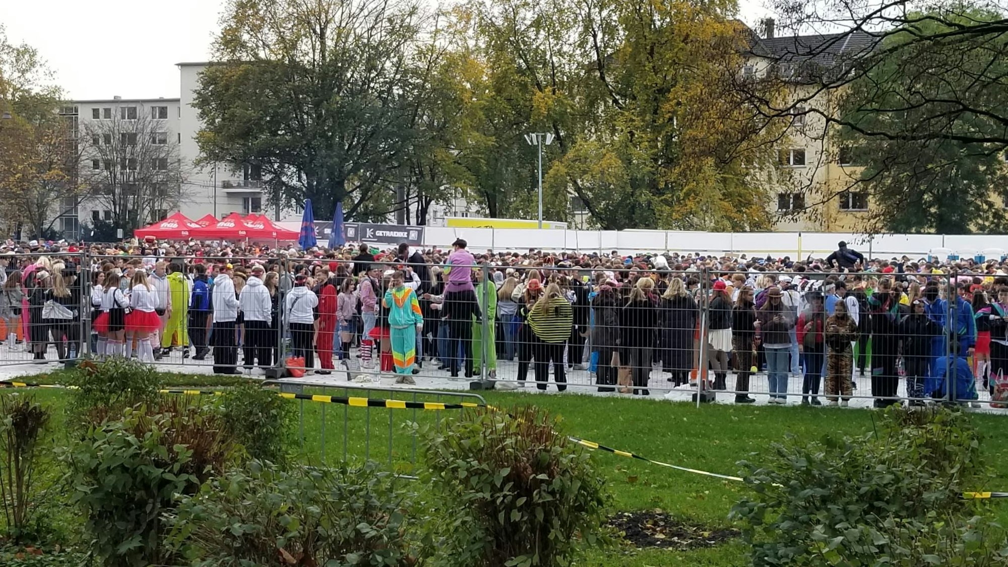 Viele Menschen eingezäunt am Karnevalsauftakt in Köln.