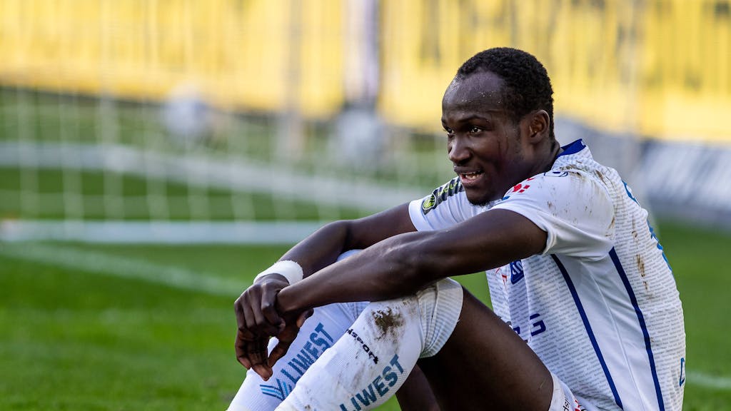 Raphael Dwamena sitzt bei einem Spiel von Blau-Weiß Linz auf dem Boden.