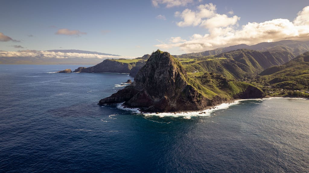 Drohnenansicht einer Küste der Insel Maui, hier im März 2023.