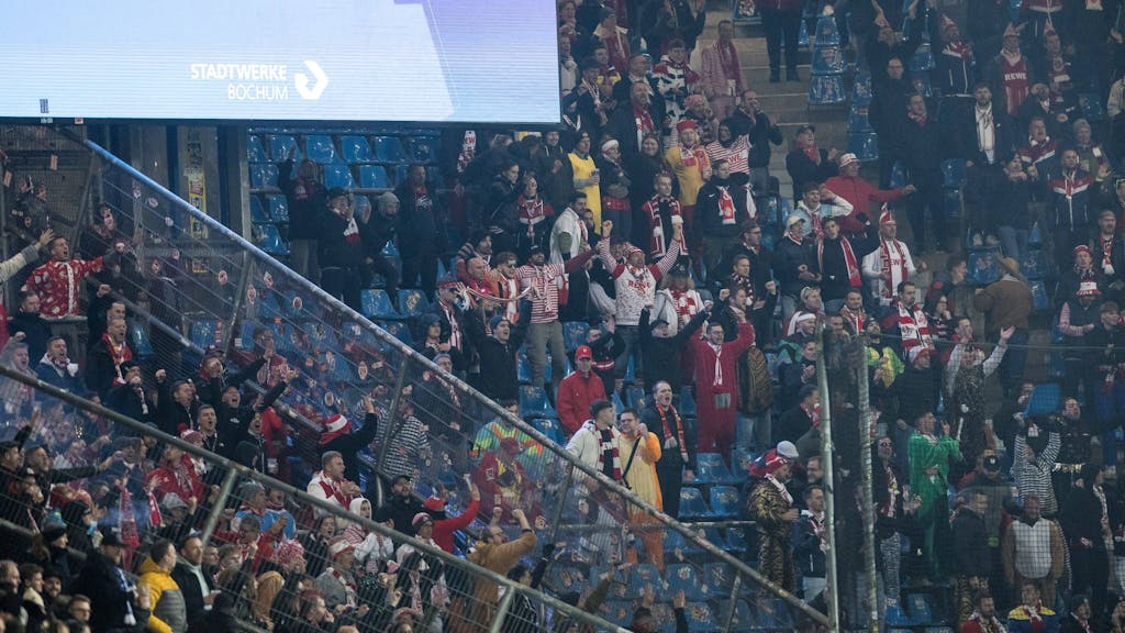 Leere Plätze in der Gästekurve des 1. FC Köln, nachdem die aktive Fanszene das Stadion die Rückreise angetreten hat.