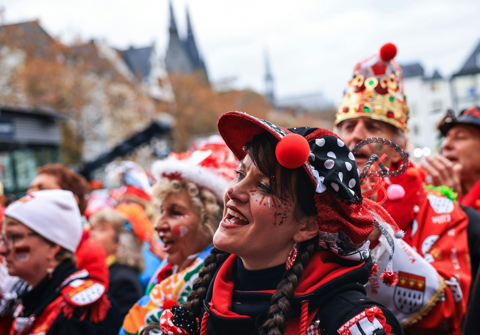 Karnevalisten feiern auf dem Heumarkt