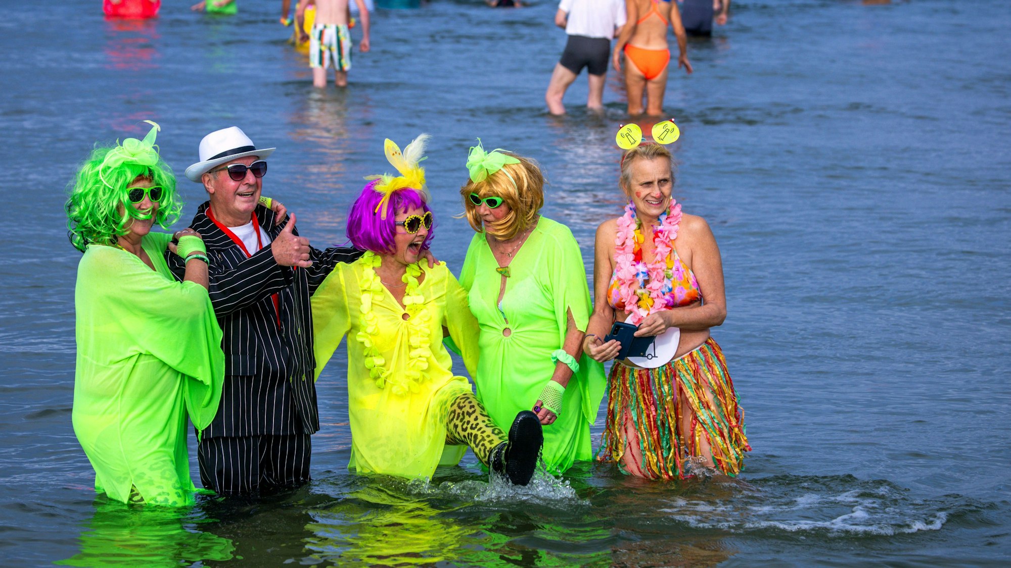 Gute Laune trotz eiskaltem Wasser: Mitglieder des Eisbadevereins Rostocker Seehunde feiern jeck den Karnevalsauftakt in der Ostsee.