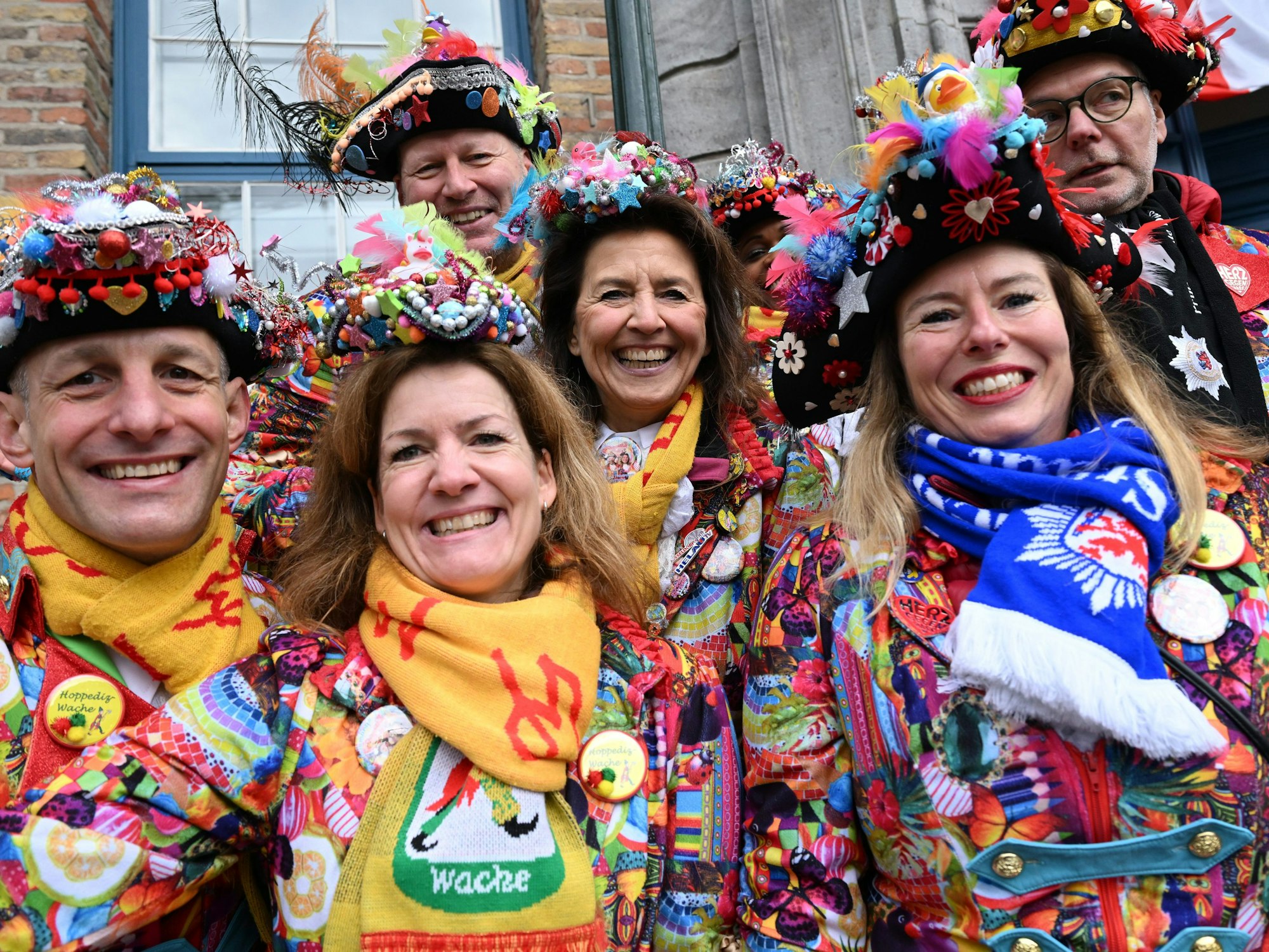 In Düsseldorf feierten die Jeckem am 11.11.2023 den Karnevalsauftakt vor dem Rathaus.
