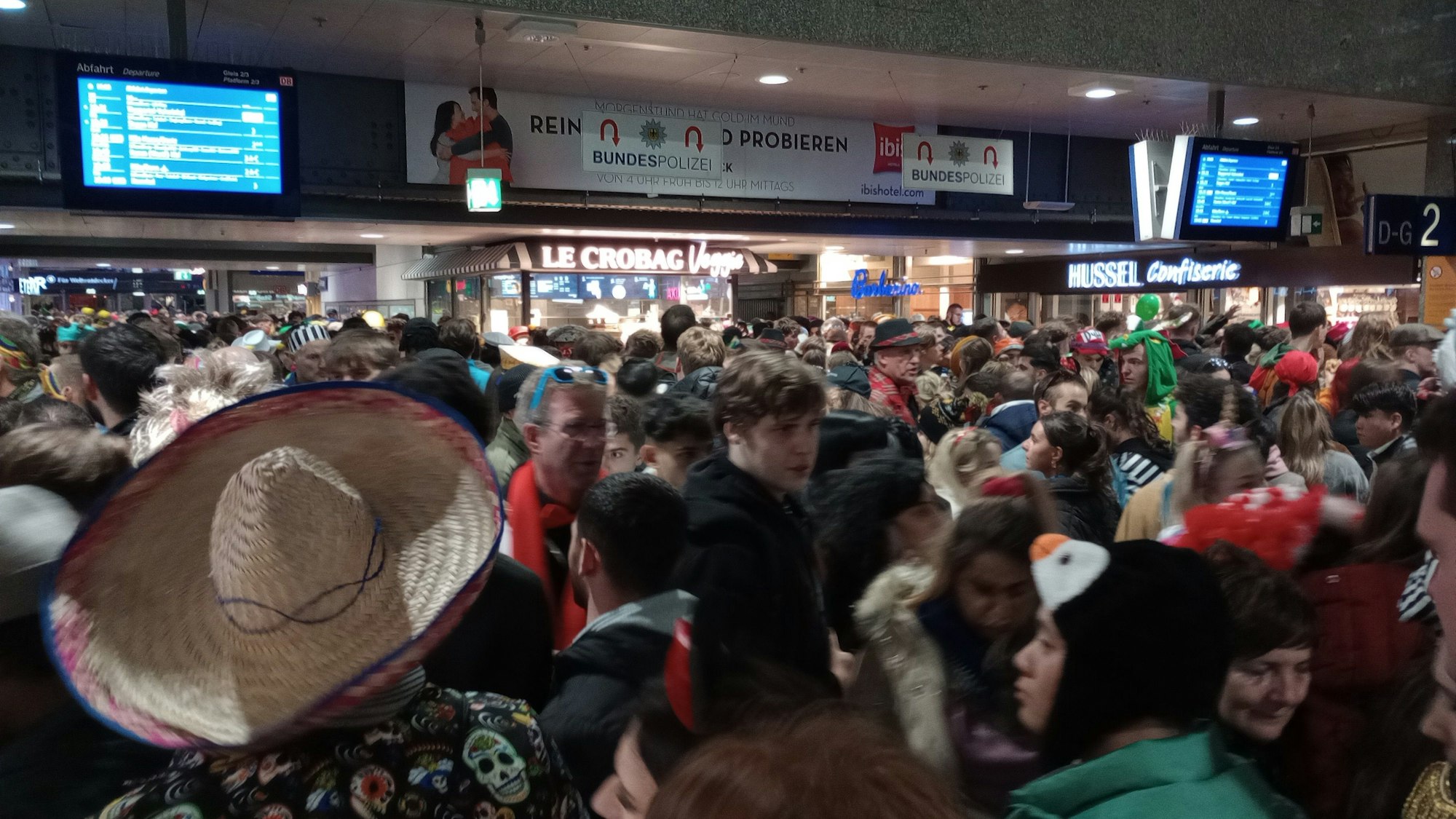 Der Kölner Hauptbahnhof hatte sich gegen 19.30 Uhr massiv gefüllt, die Polizei hat ihn zeitweise abgeriegelt.